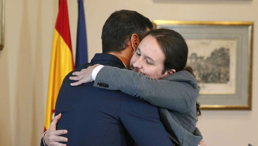 Abrazo de Pedro Sánchez y Pablo Iglesias